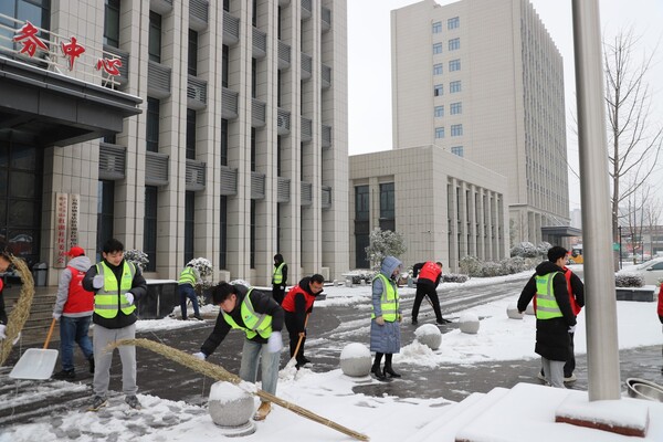 宜都项目公司组织整个自愿者排除红湖社区路路积雪-摄影1-熊倩.JPG 宜都项目公司组织整个自愿者排除红湖社区路路积雪-摄影1-熊倩.JPG