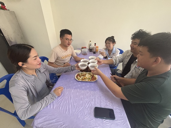 中表员工一路吃元宵.jpg 中表员工一路吃元宵.jpg
